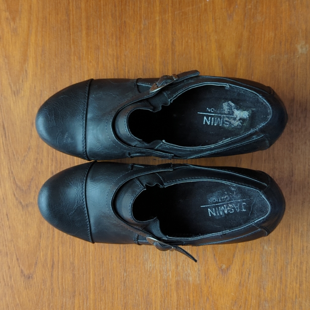 Jasmin Collection black heeled ankle booties. Gently used.